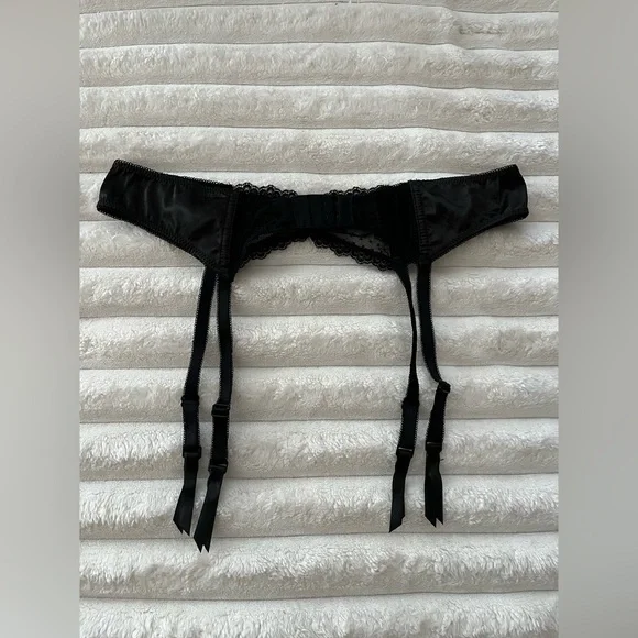 NWOT Frederick's of Hollywood Polka-Dot Lace Garter Belt! - Picture 2 of 6